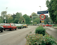 828373 Gezicht op de Biltstraat ter hoogte van de Museumbrug (links) te Utrecht, met rechts het plaatsnaambord Utrecht .